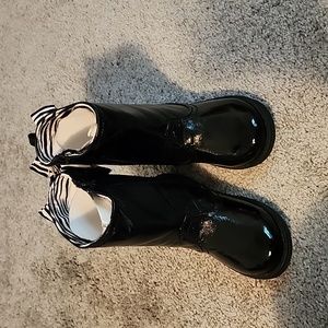 Nwt! Black boots with zippers size 10